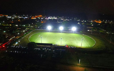 Iluminação de campo de futebol suiço