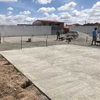 Instalação de grama sintética em campo de futebol