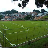 Instalação de grama sintética em campo suiço